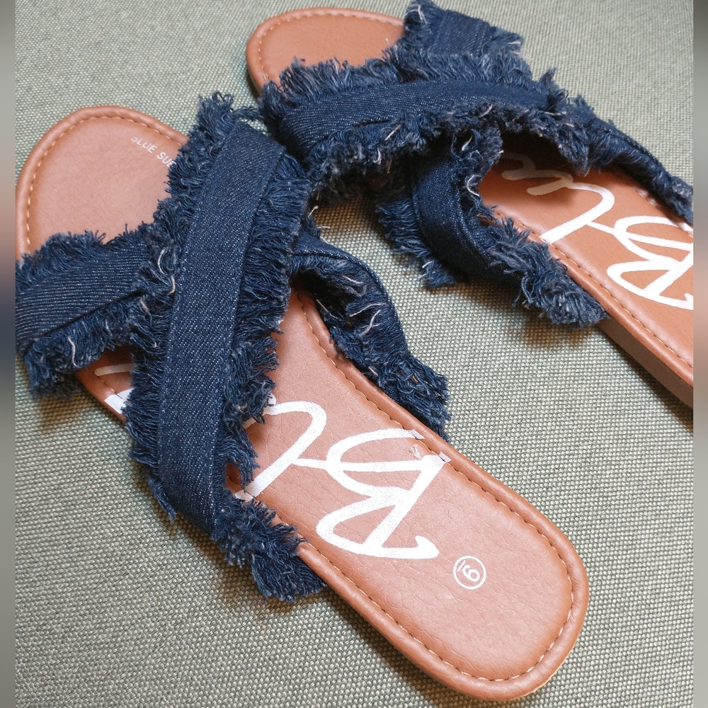 NWOT blue sandals size 9